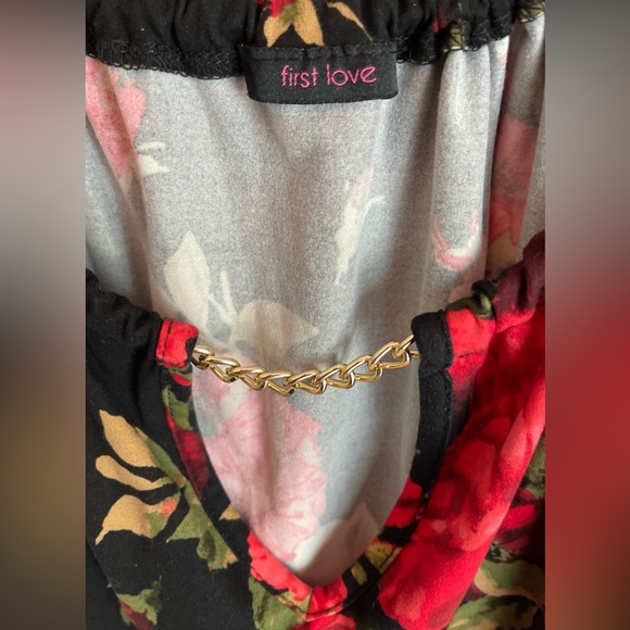 First Love Off Shoulder Plus Size Blouse w/ Chain, Floral Red & Black- Size: 2XL - Picture 4 of 4